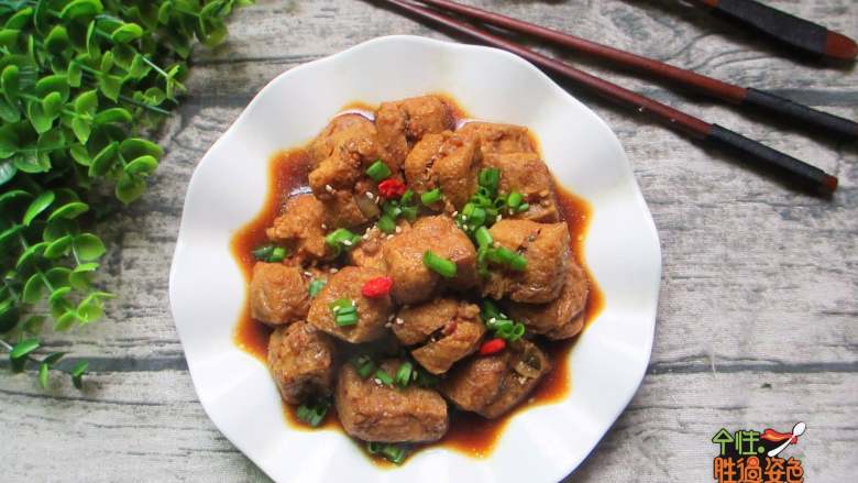 豆腐泡塞肉,装盘上桌