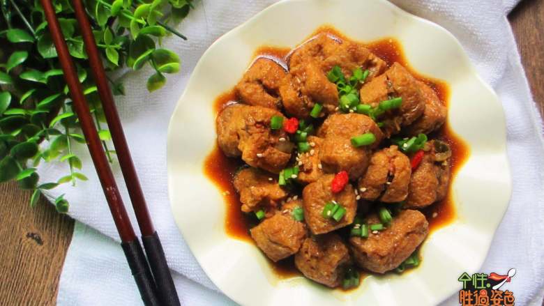 豆腐泡塞肉,豆泡是一种很吸味的菜,跟谁都很百搭。