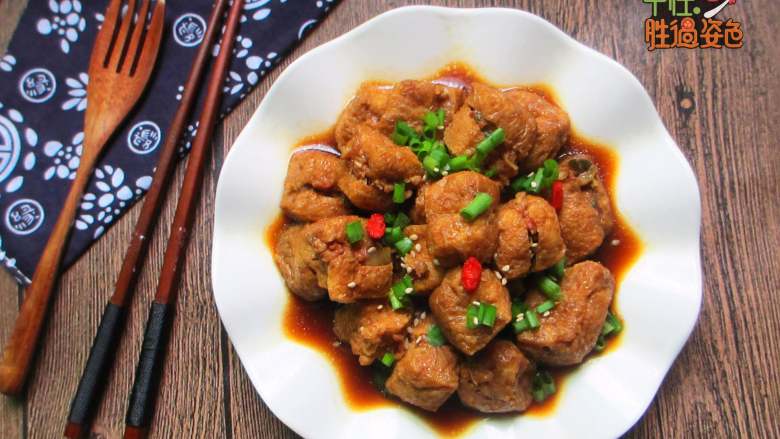 豆腐泡塞肉,豆泡容易吸盐,提前泡下水可防止吸入盐分多过咸
