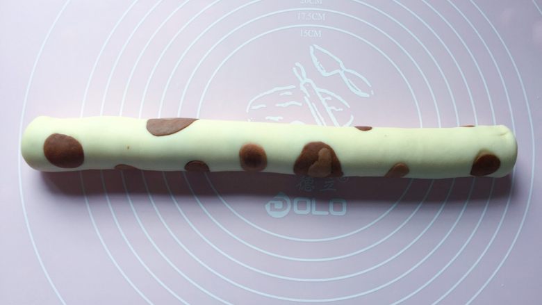 豹纹馒头,卷好成筒状,收口朝下,收口处可以抹点水粘好。