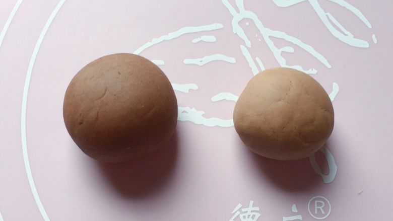 豹纹馒头,将小面团分别揉匀后,成为深 浅 两色面团。