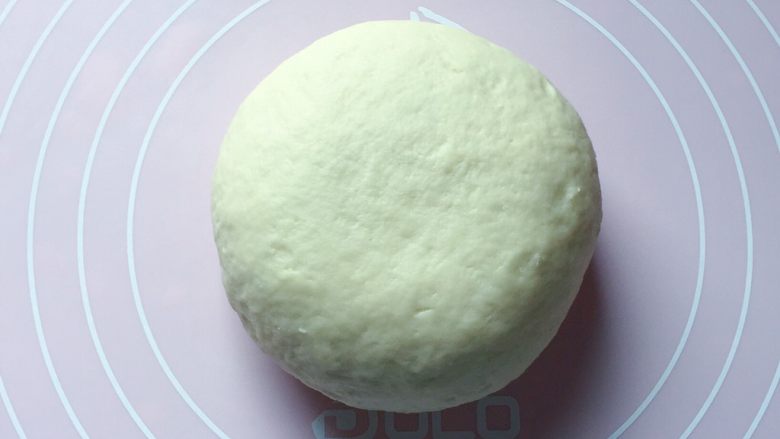 豹纹馒头,再用手和成软硬适中的面团,盖上保鲜膜放温暖处发酵至2倍大。