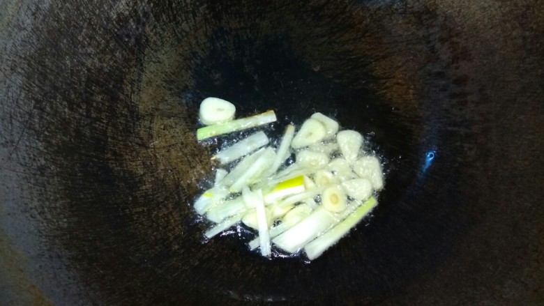 炝拌芹菜,放入葱蒜爆香,关火,放入干红辣椒,以免辣椒变黑(可以把蒜切沫,把葱和蒜末放到芹菜上,然后炸了花椒油直接浇到上面。因为不爱吃生葱生蒜,所以用油炸了)
