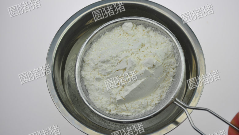 燕麦葡萄干酥饼,将<a style='color:red;display:inline-block;' href='/shicai/ 548'>低筋面粉</a>+全脂奶粉+小苏打粉,用网筛过筛在一大盆内备用。