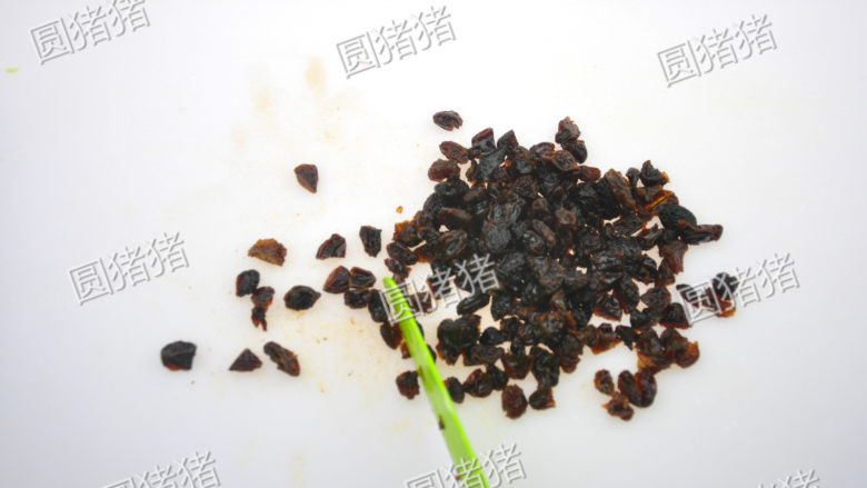 燕麦葡萄干酥饼,浸软的葡萄干抓干水份,用小刀切对半。