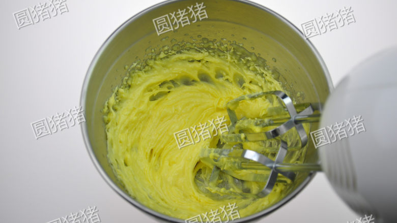 燕麦葡萄干酥饼,软化黄油切成小块,加入糖粉,用电动打蛋器先低速再转中速搅打均匀。