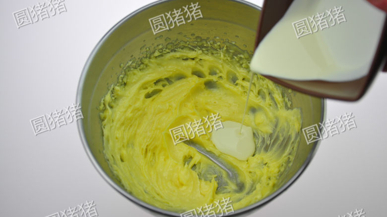 燕麦葡萄干酥饼,加入动物鲜奶油,用电动打蛋器低速搅打均匀。
