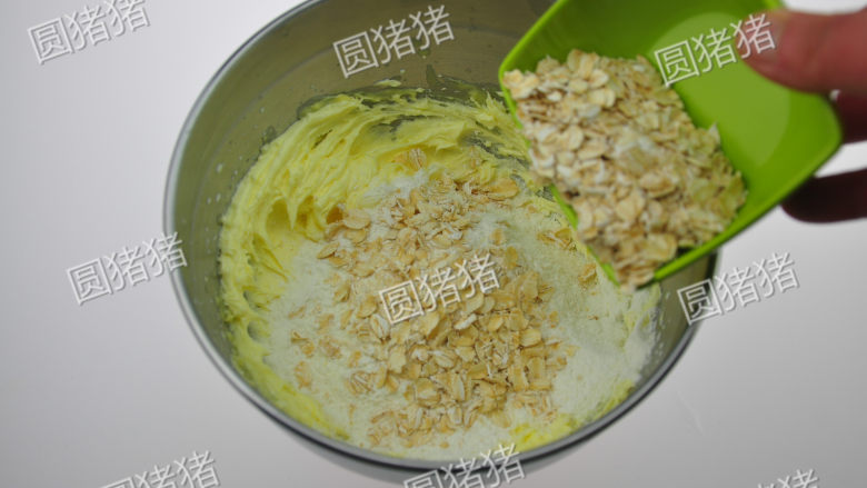燕麦葡萄干酥饼,加入<a style='color:red;display:inline-block;' href='/shicai/ 139791'><a style='color:red;display:inline-block;' href='/shicai/ 139791'>即食燕麦片</a></a>。