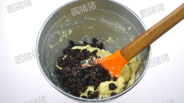 燕麦葡萄干酥饼,加入切碎的葡萄干,用橡皮刮刀拌匀。