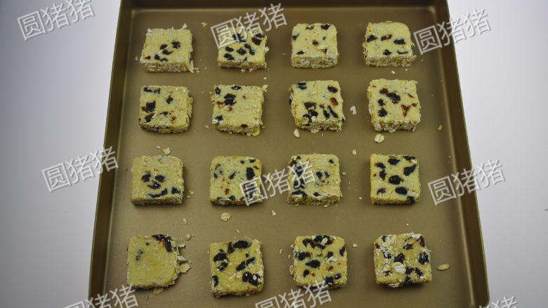 燕麦葡萄干酥饼,把面团摆放在烤盘上,中间保持一定的间距。因烘烤过程中饼干会膨胀。
