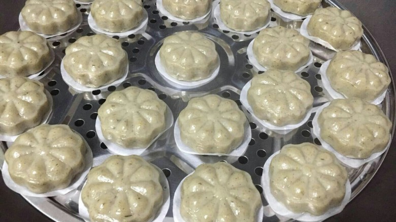 糯米青团/清明粿,蒸的时候需要注意不要蒸过头了,蒸过头就没有花型了