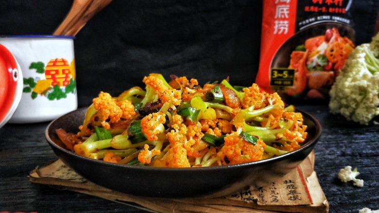 家常快手麻辣干锅花菜【海底捞调料版】,焦香麻辣,好吃下饭。
~小盆友准备好白开水😂