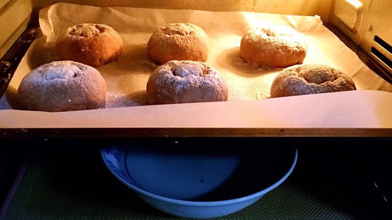黑麦小餐包,送入烤盘再次发酵60分钟,方法一样。