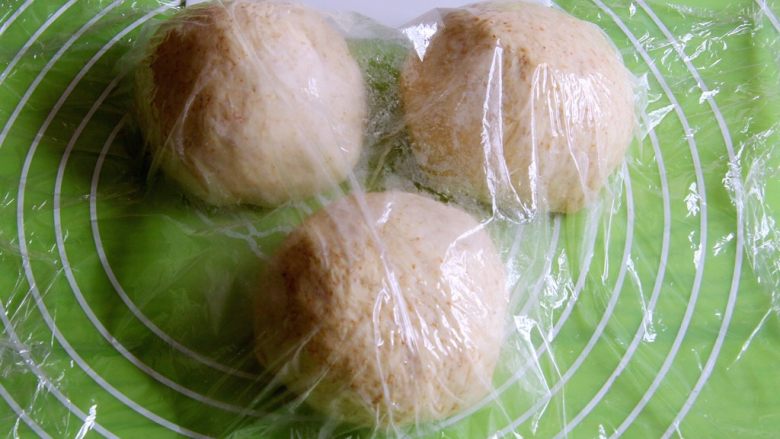 黑麦小餐包,先分成三份,盖上保鲜膜静置20分钟。