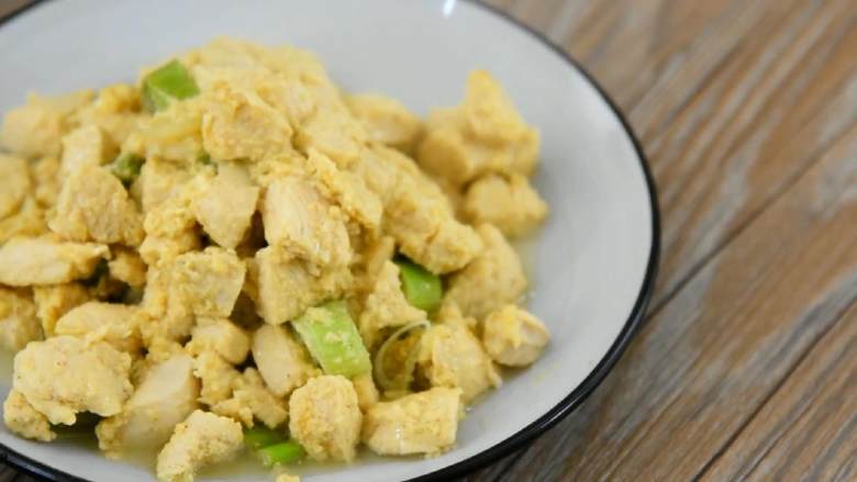 香辣带劲的宫保鸡丁饭,好吃不需要任何理由,鸡胸肉炒至变色后,装盘备用。