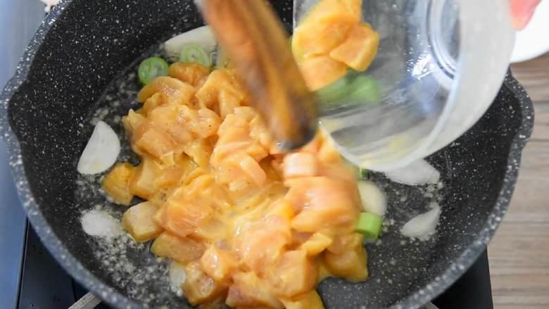香辣带劲的宫保鸡丁饭,好吃不需要任何理由,热锅倒入适量的油,下姜葱蒜爆香,随后倒入腌制好的鸡胸肉丁,翻炒均匀。