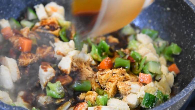香辣带劲的宫保鸡丁饭,好吃不需要任何理由,再倒入鸡肉丁回锅翻炒均匀后,倒入调好的酱汁和花生米翻炒均匀。