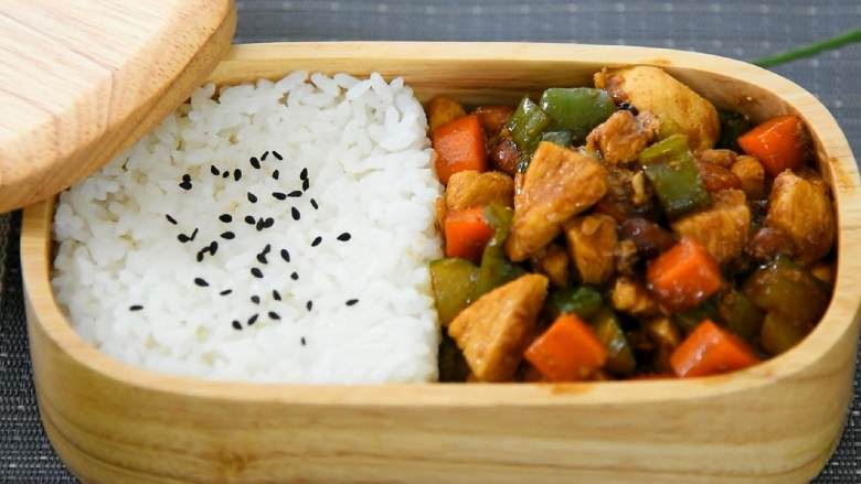 香辣带劲的宫保鸡丁饭,好吃不需要任何理由,出锅,一份色香味俱全的便当就做好啦!