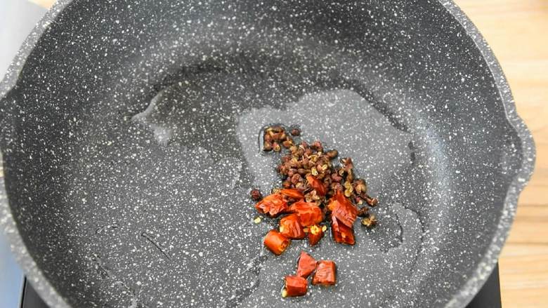 香辣带劲的宫保鸡丁饭,好吃不需要任何理由,锅中留底油,倒入干辣椒和花椒爆香。