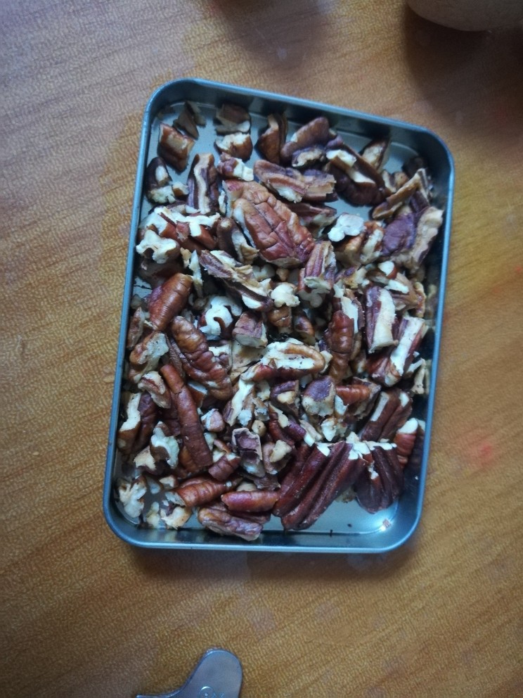 香蕉芝麻坚果仁馅饼,碧根果仁,超级不好剥啊,耐心,一定要有耐心。