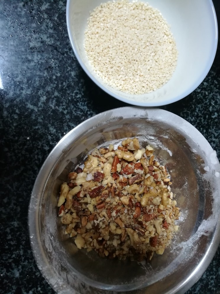 香蕉芝麻坚果仁馅饼,备好果仁碎,芝麻。