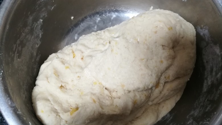 香蕉芝麻坚果仁馅饼,揉,揉,揉,揉成面团后,让它醒一会儿。