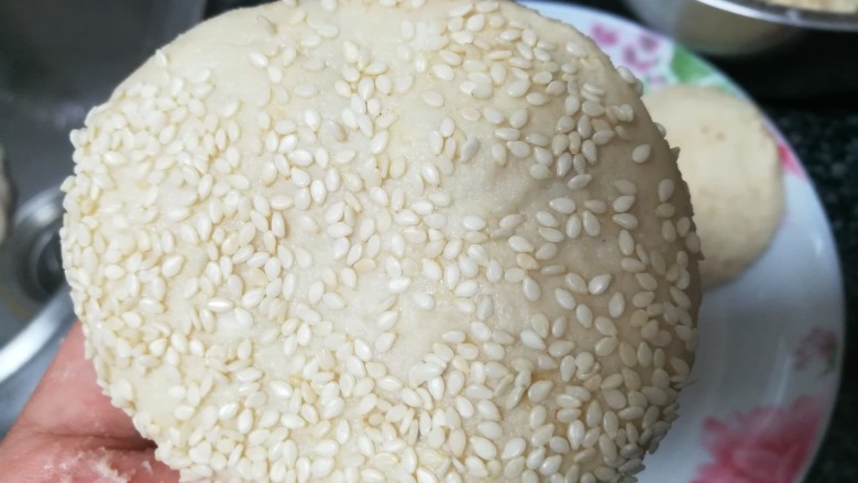 香蕉芝麻坚果仁馅饼,裹上芝麻,就是让饼在芝麻里打个滚儿