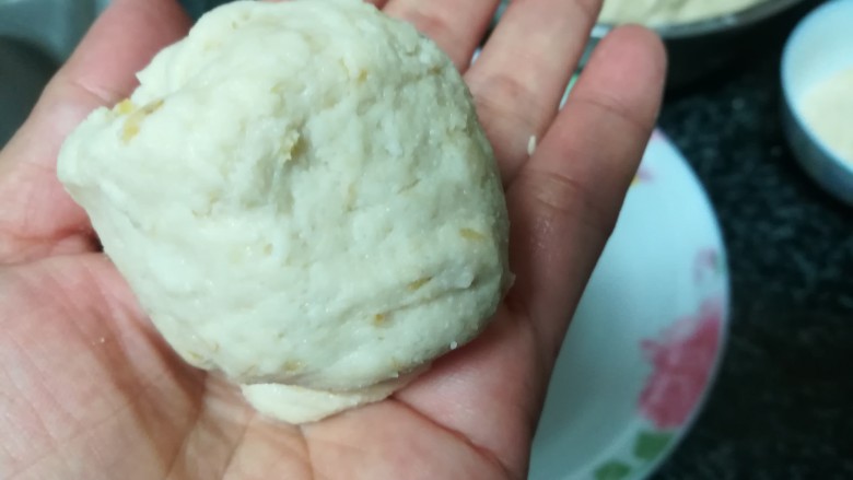 香蕉芝麻坚果仁馅饼,开始做饼啦,揪下一个小剂子