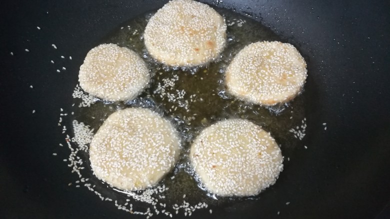 香蕉芝麻坚果仁馅饼,翻身，油炸过程要不停地翻身