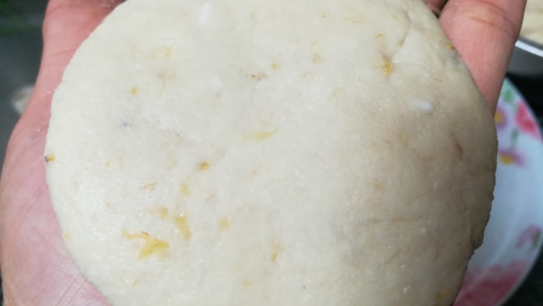 香蕉芝麻坚果仁馅饼,用右手掌心轻轻压下,就变成饼啦