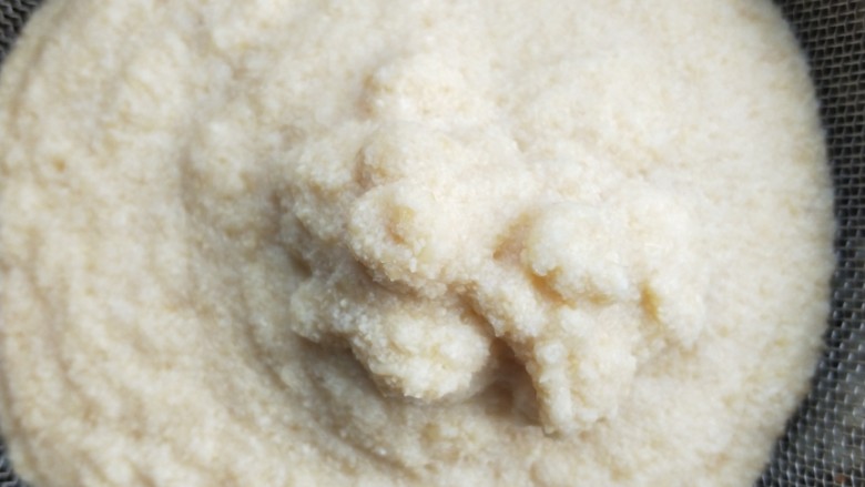 韭菜炒豆渣,豆浆磨好后,把<a style='color:red;display:inline-block;' href='/shicai/ 5196'>豆渣</a>过滤出来。