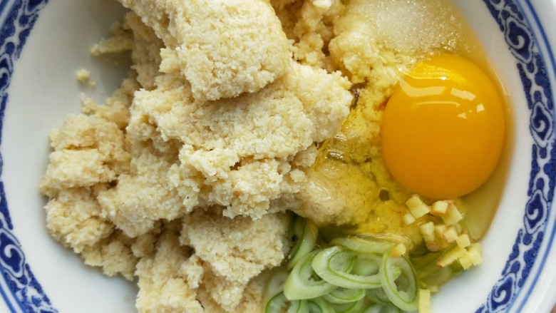韭菜炒豆渣,豆渣装大碗中,打1-2个<a style='color:red;display:inline-block;' href='/shicai/ 9'>鸡蛋</a>(随意),放葱、姜、少许盐。