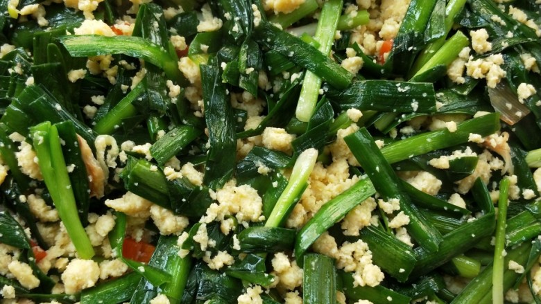 韭菜炒豆渣,快速翻炒均匀,关火。
