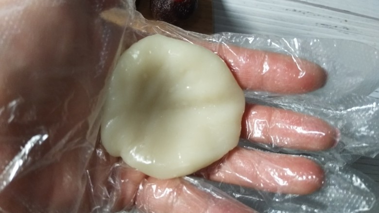 雪人⛄️的畅想~草莓🍓大福,将糯米面团分成八分,四个大四个小,依次取一块糯米面团,按压成锥形小窝。