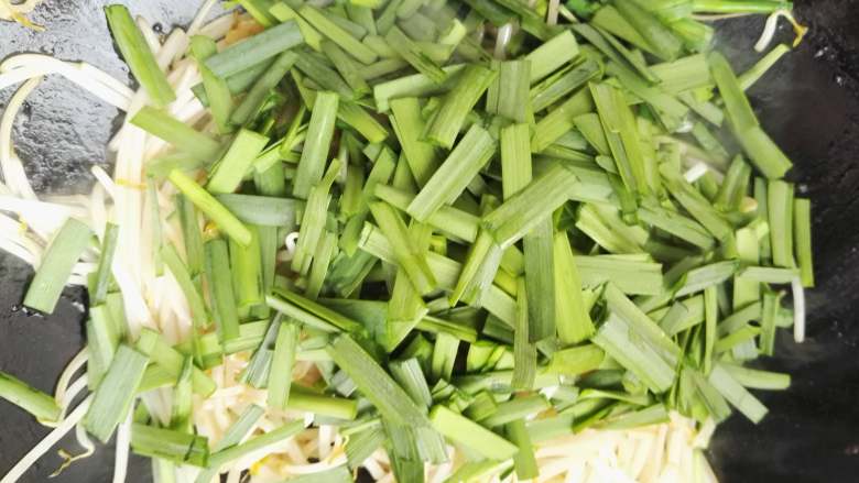 春天的味道-韭菜炒银芽,最后加入韭菜叶,翻炒均匀即可出锅,动作不要慢哦,菜在锅里多几秒钟,就出水塌秧了。