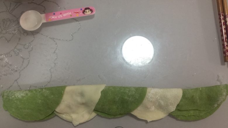 玫瑰饺,如图,顺势把圆形饺子皮变成半圆形。