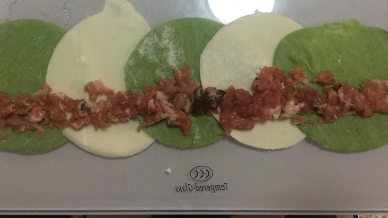 玫瑰饺,铺上肉,肉铺的多,玫瑰饺会厚和大。