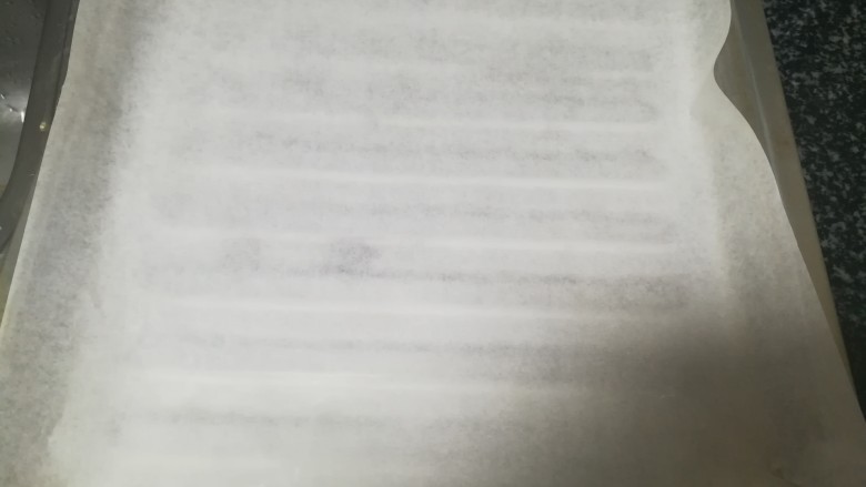 椒盐烤全鱼,准备一张厨房纸铺在烤盘上,如果是不粘烤盘就不需要这一步了。