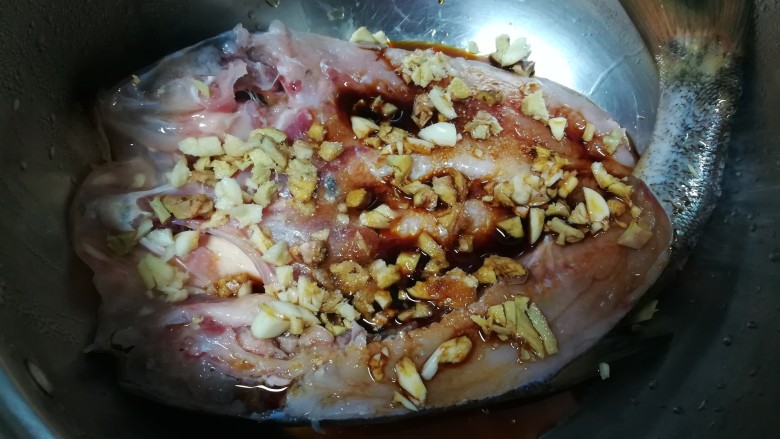 椒盐烤全鱼,把这些调料都放在鱼身上腌制。
至少要腌制1.5小时以上哦,这样才够味,不然鱼腥味会很重。