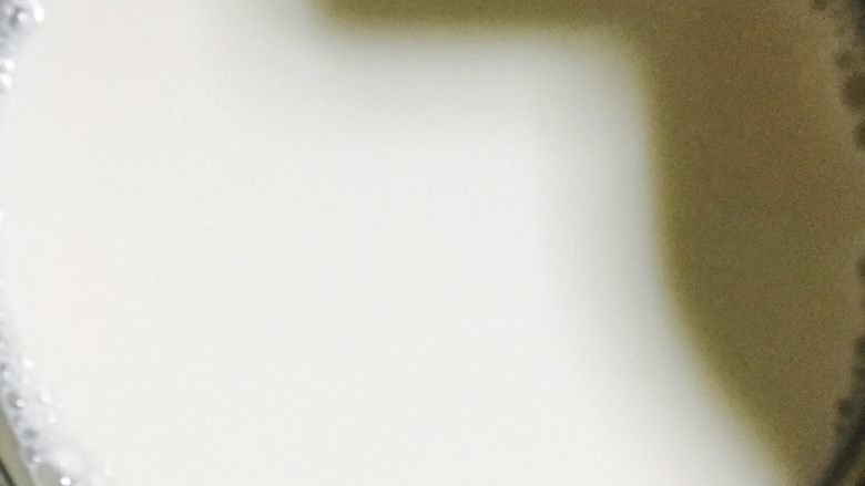 自制酸奶,再将另外2盒纯牛奶倒入继续搅拌均匀