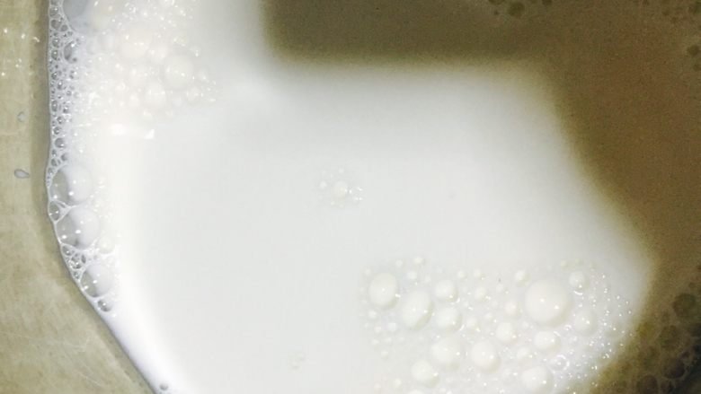 自制酸奶,提前将酸奶机洗干净备用,用时无油无水