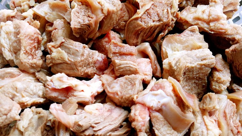 干豆角烧牛肉,<a style='color:red;display:inline-block;' href='/shicai/ 218'>牛腩</a>切块洗干净,出一下水(放进锅里煮开,水倒了,反复用自来水冲洗)