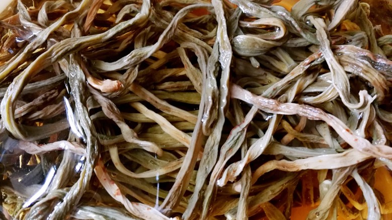 干豆角烧牛肉,<a style='color:red;display:inline-block;' href='/shicai/ 6246'>干豆角</a>提前泡软,洗干净切段