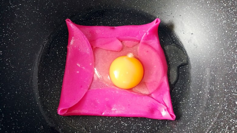 『宝宝辅食10➕』红红火火奶香火龙果可丽饼,在中央打入<a style='color:red;display:inline-block;' href='/shicai/ 9'>鸡蛋</a>