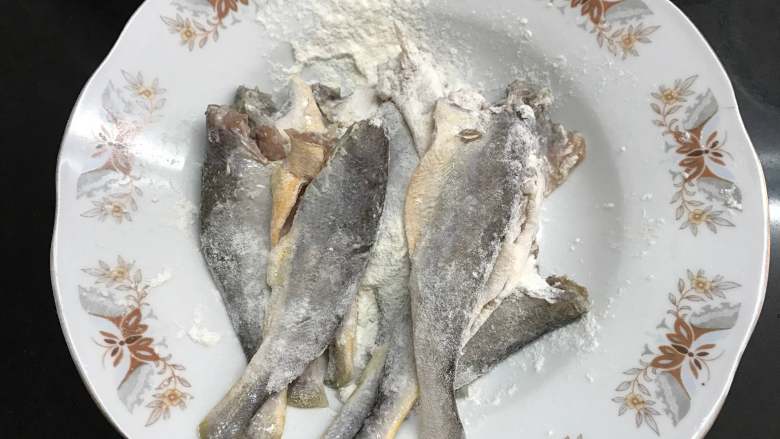 小黄鱼雪菜面,小黄鱼控干水份后拍上少许淀粉。