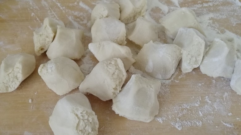 驴肉蒸饺,揪面挤子(如图),挤子不要太大,比饺子皮大一点点就好。