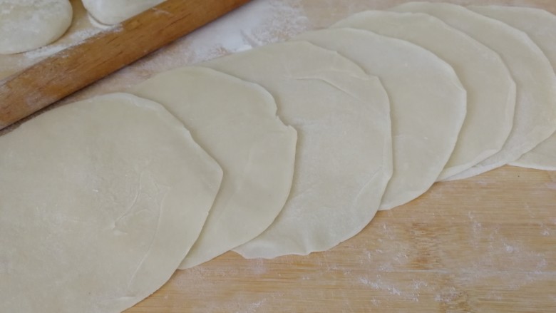 驴肉蒸饺,赶饺子皮(如图)