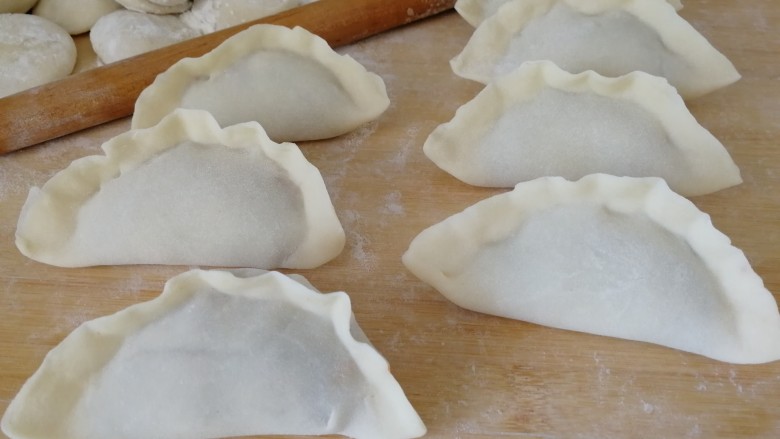 驴肉蒸饺,开始包蒸饺了(如图)