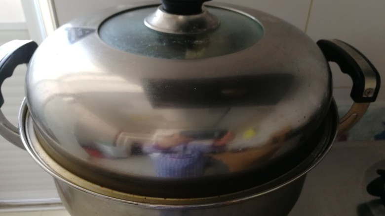 驴肉蒸饺,盖锅盖,开大火,烧开后关中火蒸20分钟。