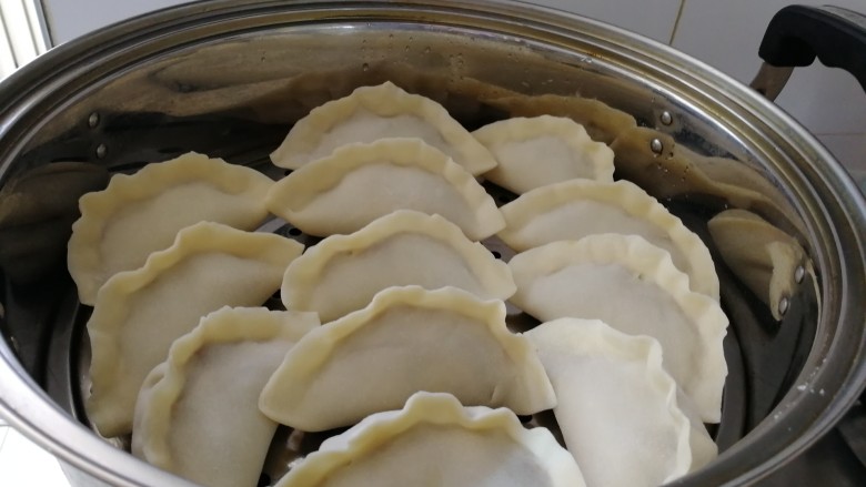 驴肉蒸饺,蒸屉抹油,一个一个放进锅里,是冷锅。